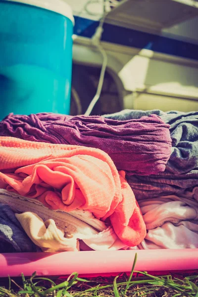 在大篷车外面洗衣服 碗与干净的衣服和洗衣机工作 营地上的露营 — 图库照片