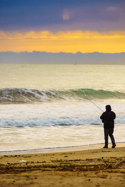 早上在海滨用钓竿钓鱼的人 西班牙Costa Blanca — 图库照片