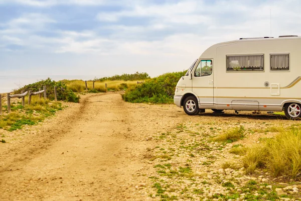 Camper Caravana Costa Mediterrânea Espanha Acampamento Selvagem Praia Natureza Férias — Fotografia de Stock