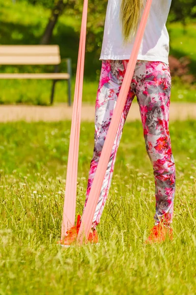 Mujer Joven Ejercita Aire Libre Parque Utilizando Accesorio Gimnasio Banda — Foto de Stock