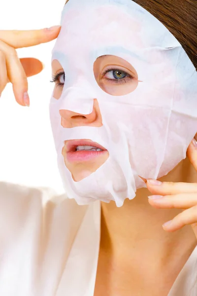 Kvinna Applicerar Sheet Mask Ansiktet Vitt Flicka Som Tar Hand — Stockfoto