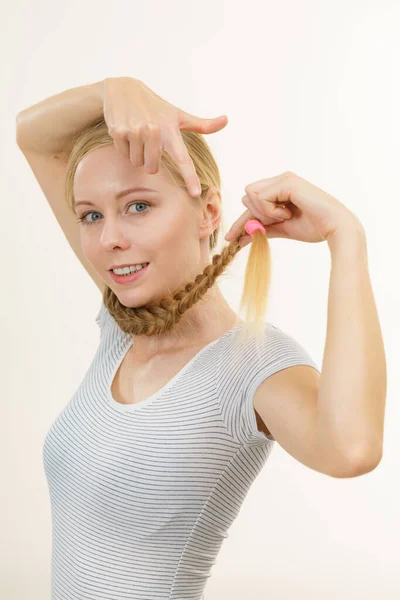 Blondýnka Dlouhými Copánky Kolem Krku Péče Vlasy Účes — Stock fotografie