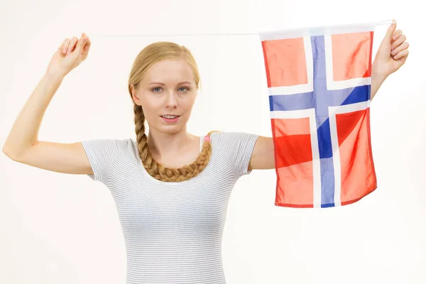 Cabelo Trança Menina Loira Com Bandeira Norueguesa Escandinavos — Fotografia de Stock