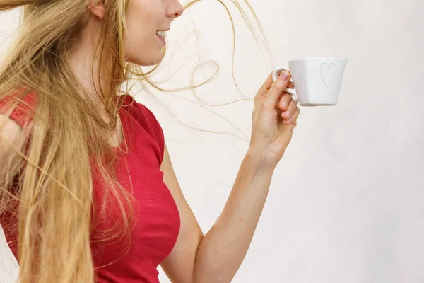 Blond Flicka Med Blåsa Långt Hår Håller Hjärtformade Kaffekopp Grå — Stockfoto