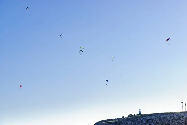 Paragliding Olağanüstü Bir Spor Gökyüzünde Uçuşan Birçok Paraşütçü Silueti — Stok fotoğraf