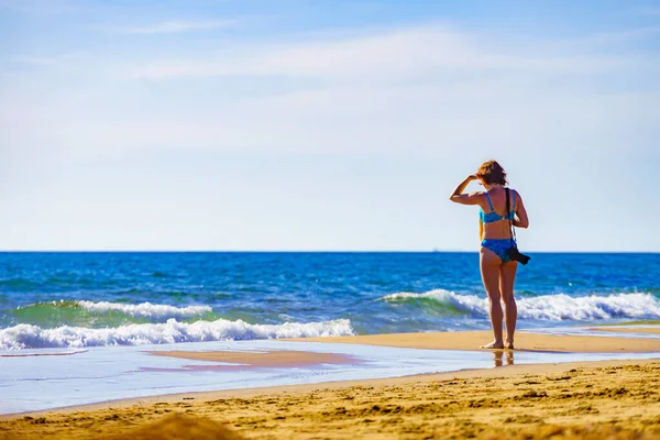 Reisefreiheitskonzept Reife Touristin Bikini Mit Kamera Strand Spazieren Fotos Machen — Stockfoto