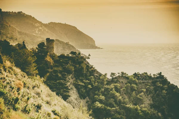 海岸景观与了望塔 Torre Del Pino Pine Tower Cliffs Maro Cerro Gordo — 图库照片