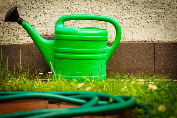 Gartengeräte Gießkanne Auf Gartengrundstück — Stockfoto