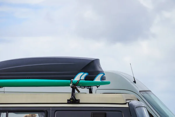 Samochód Wyposażony Deskę Surfingową Bagażnik Lub Skrzynkę Ładunkową Dachu Aktywność — Zdjęcie stockowe