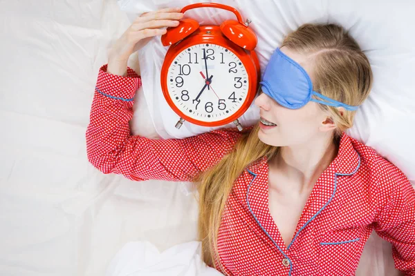 Dormindo Jovem Mulher Vestindo Bonito Pijama Rosa Segurando Grande Relógio — Fotografia de Stock