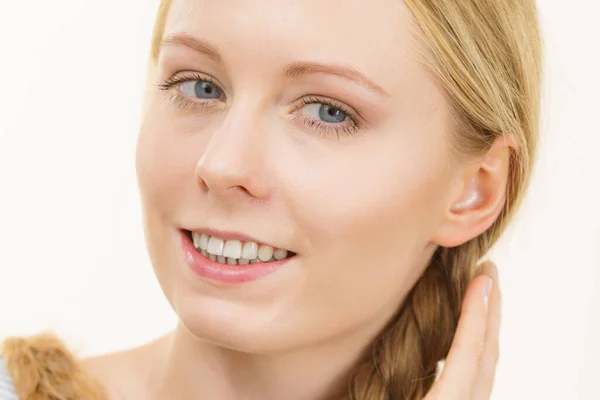 Portret Van Een Lachend Blond Meisje Met Vlechthaar Haarverzorging Haarstyling — Stockfoto