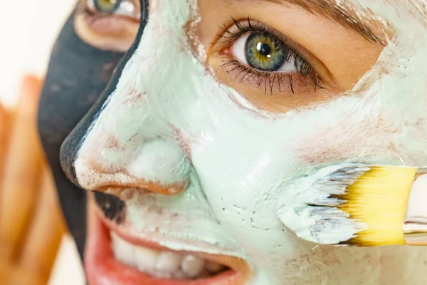 Péče Pleť Samice Nanáší Zelenou Čistící Bahenní Masku Kosmetickou Léčivou — Stock fotografie