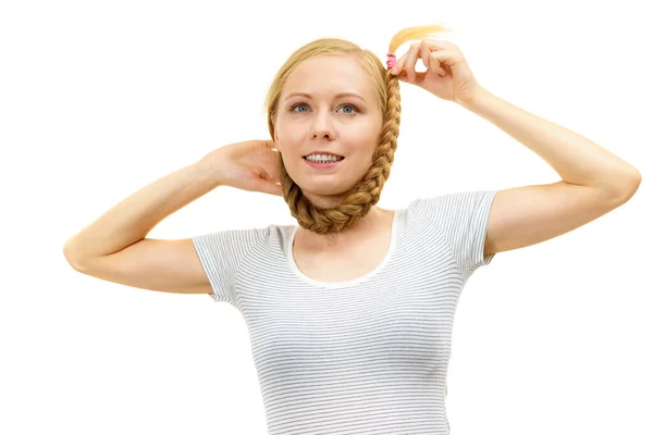 Blonďatá Mladá Žena Dlouhými Copánky Kolem Krku Péče Vlasy Spletené — Stock fotografie