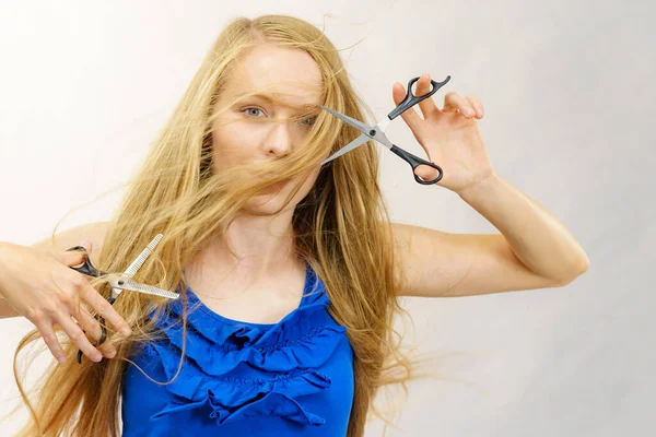 Девушка Длинными Светлыми Волосами Держащая Ножницы Показывая Рабочие Инструменты Нормальные — стоковое фото