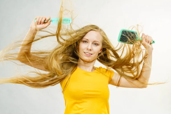 Menina Com Sopro Longo Cabelo Loiro Segurando Escova Pente Corte — Fotografia de Stock