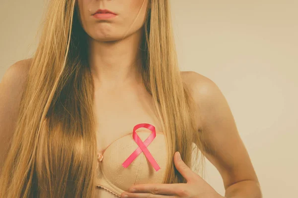 Kobieta Różową Wstążką Piersi Leczenie Profilaktyka Raka Piersi — Zdjęcie stockowe
