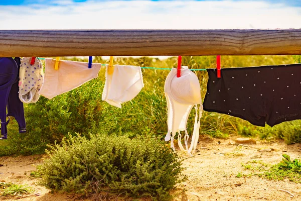 Campeggio Sulla Spiaggia Concetto Avventura Panni Puliti Lavaggio Lavanderia Appesa — Foto Stock