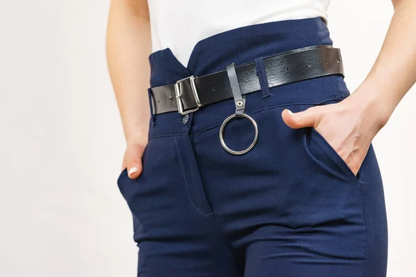 Mujer Negocios Con Traje Pantalones Azules Cintura Alta Con Cinturón — Foto de Stock