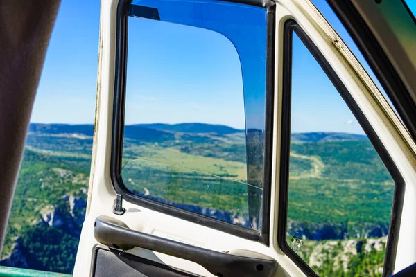 Przyczepa Kempingowa Przyrodę Verdon Gorge Francja Samochód Kempingowy Przejeżdżający Przez — Zdjęcie stockowe