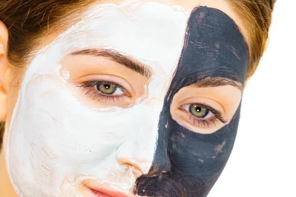 Vrouw Met Klei Carbo Zwart Masker Halve Gezicht Aanbrengen Van — Stockfoto