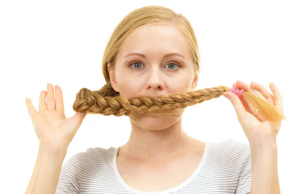 Blondes Mädchen Das Ihren Mund Mit Langen Geflochtenen Haaren Bedeckt — Stockfoto