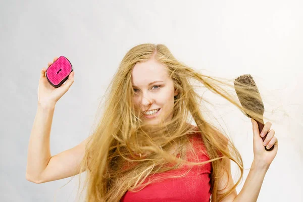 Blondýnka Dlouhé Foukající Vlasy Drží Dva Kartáče Jeden Přirozenými Štětinami — Stock fotografie