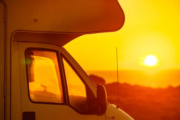 Camper Voertuig Kamperen Strand Zee Kust Bij Zonsopgang Avontuur Reizen — Stockfoto