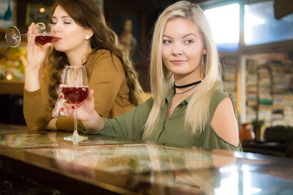 Girls Alcohol Wine Glass Night Club Counter Celebration Friends Bachelorette — Stock Photo, Image