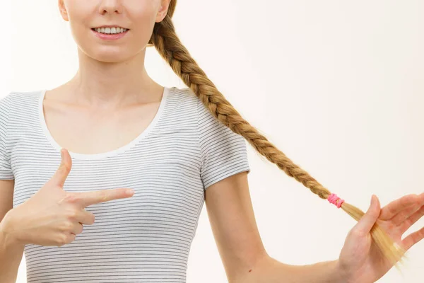 Blond Meisje Met Lang Vlechthaar Haarverzorging Haarstyling Vrouwelijke Stijl — Stockfoto