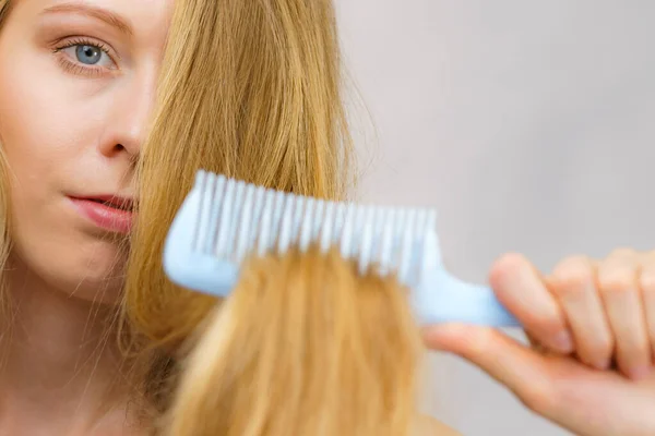 Blonde Woman Comb Brushing Her Very Long Messy Hair Teenage — Stock Photo, Image
