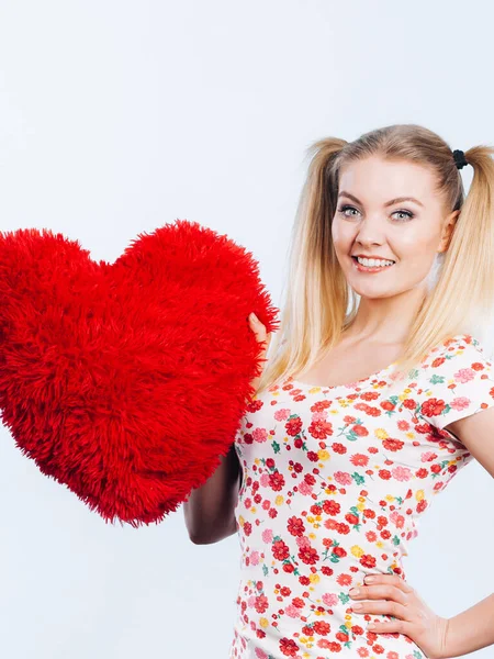 Glad Tonårskvinna Med Hjärtformad Kudde Alla Hjärtans Dag Gåva Idéer — Stockfoto