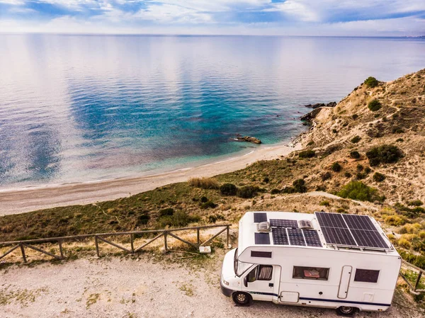 Caravan Met Zonnepanelen Het Dak Kamperen Klif Zeekust Middellandse Zeegebied — Stockfoto