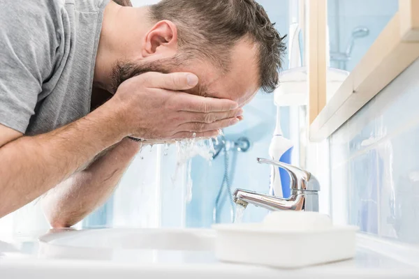 Man Splashing Water His Face Washing Himself Taking Care Personal — Stock Photo, Image