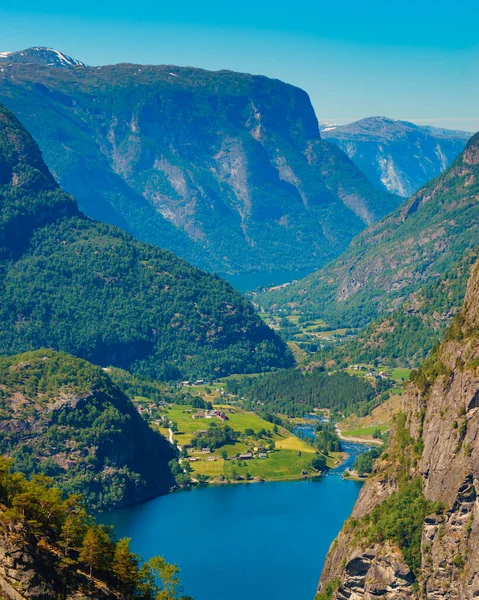 ソンゴグFjordane ノルウェーの夏時間の風景に位置するVassbygdevatnet湖 — ストック写真