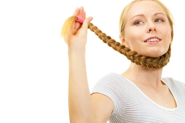 Jovem Loira Com Cabelos Longos Torno Pescoço Haircare Penteados Trançados — Fotografia de Stock