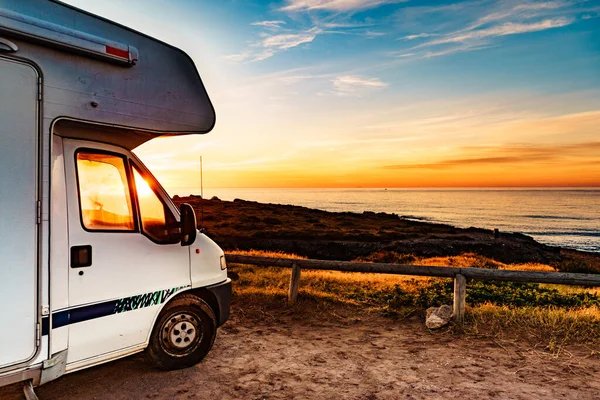 自然のビーチでキャンプ スペインの地中海沿岸で日の出にキャラバンレクリエーション車両 モーターホームでの休暇と旅行 — ストック写真