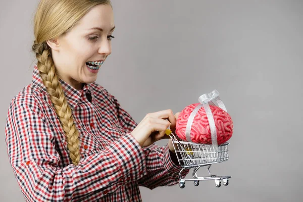 Щаслива Жінка Тримає Кошик Мозком Всередині Розумна Відповідальна Концепція Купівлі — стокове фото