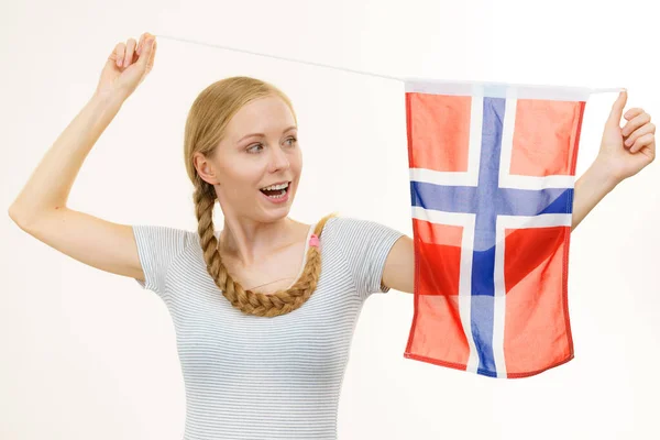 Blonde Junge Frau Mit Geflochtenem Haar Und Norwegischer Flagge Skandinavien — Stockfoto