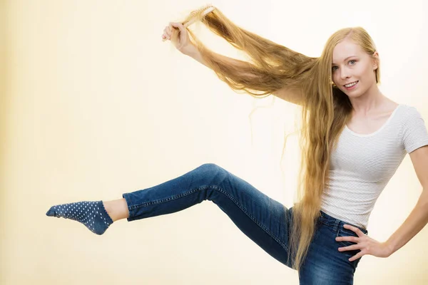 Blondynka Pędzlem Czesająca Bardzo Długie Włosy Nastolatka Dbająca Odświeżającą Fryzurę — Zdjęcie stockowe