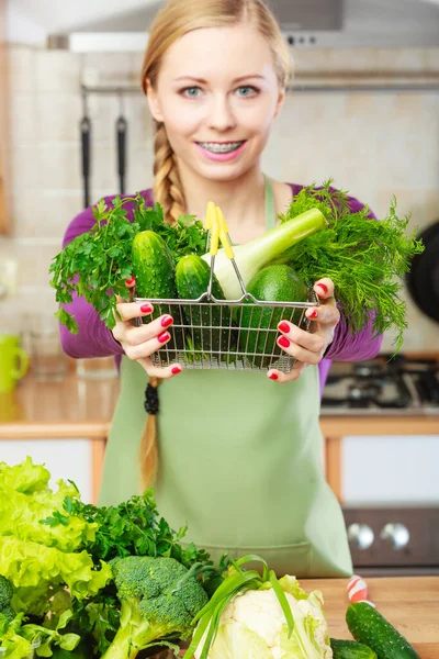 Köpa Hälsosam Kost Mat Koncept Kvinna Köket Med Många Gröna — Stockfoto