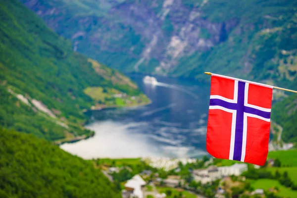 ノルウェーの旗とFlydalsjuvet展望台からGeirangerfordを見下ろす 観光名所 観光休暇と旅行 — ストック写真