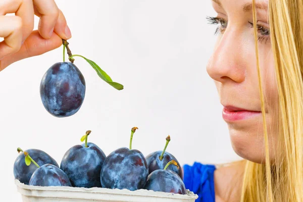 Menina Segurando Frutas Ameixa Azul Caixa Papel Frutas Sazonais Saudáveis — Fotografia de Stock
