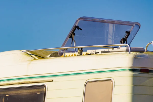 青い空に対して屋根の上にオープンサンルーフ 持ち上げ可能なパネルウィンドウを持つRv車 モーターホームでの移動 — ストック写真