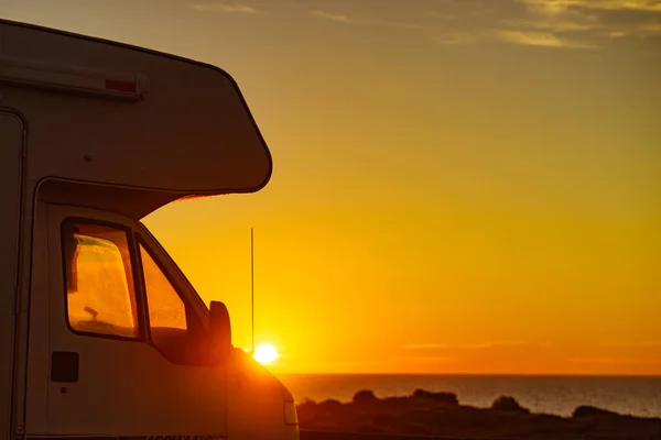 Vehículo Campista Acampando Playa Orilla Del Mar Amanecer Aventura Viaje — Foto de Stock