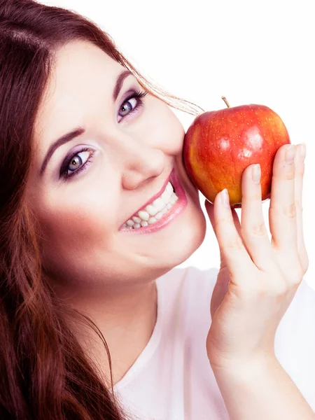 Mujer Sosteniendo Fruta Roja Manzana Mano Cerca Cara Sonriente Aislada —  Fotos de Stock