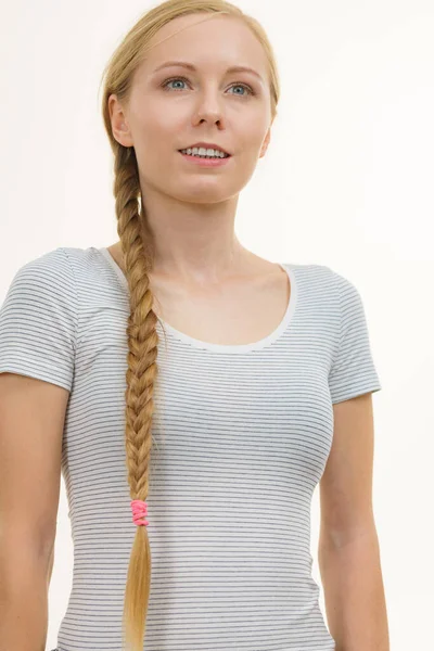 Blondes Mädchen Mit Langen Geflochtenen Haaren Haarpflege Frisur Femininer Stil — Stockfoto