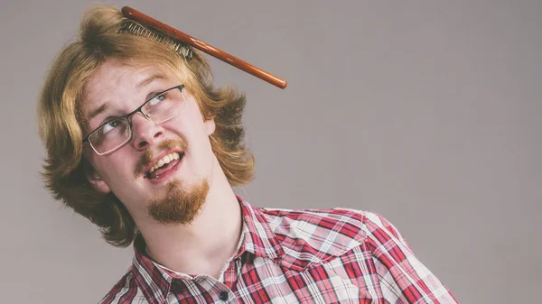 Bärtiger Mann Hat Mühe Sich Die Haare Mit Bürste Kämmen — Stockfoto