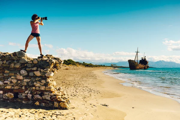 Toerisme Vakantie Reizen Vrouw Toerist Het Strand Het Nemen Van — Stockfoto