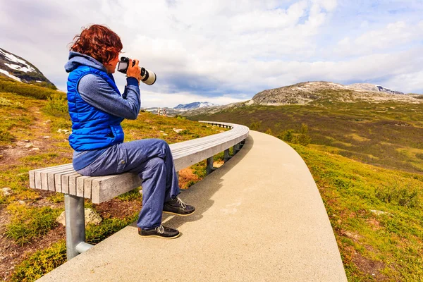 カメラ休憩中の女がベダハガネベンチ休憩所から写真を撮る オーストラリア政府観光局 National Tourist Route Aurlandsfjelet ノルウェー — ストック写真