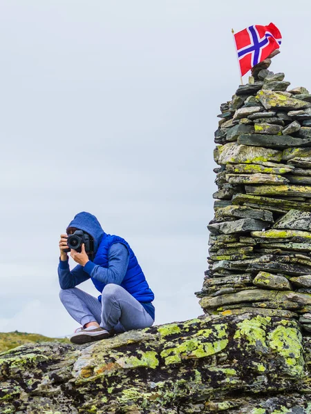 Туристка Горах Высокой Каменной Стопки Фотографируется Камерой Национальный Туристический Живописный — стоковое фото